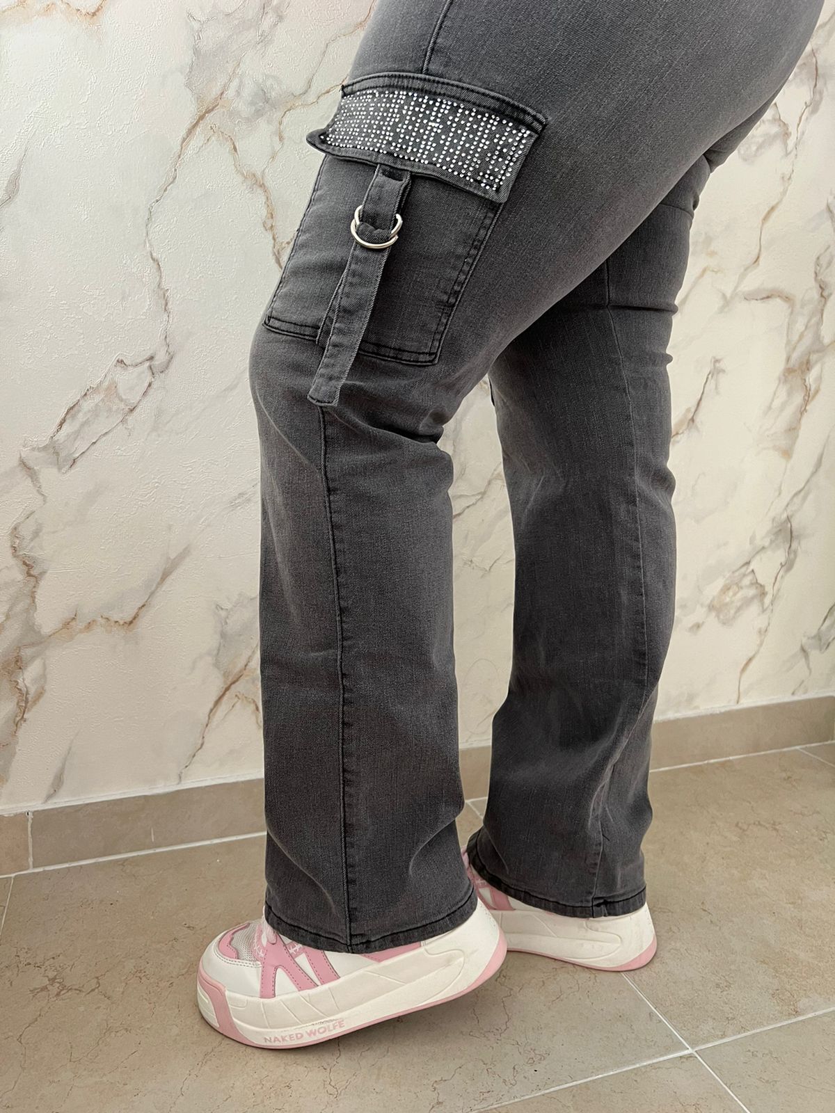 JEANS CARGO GRIS CON PIEDRERIA