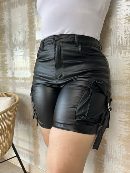 SHORT CUERO - TELA STRECH